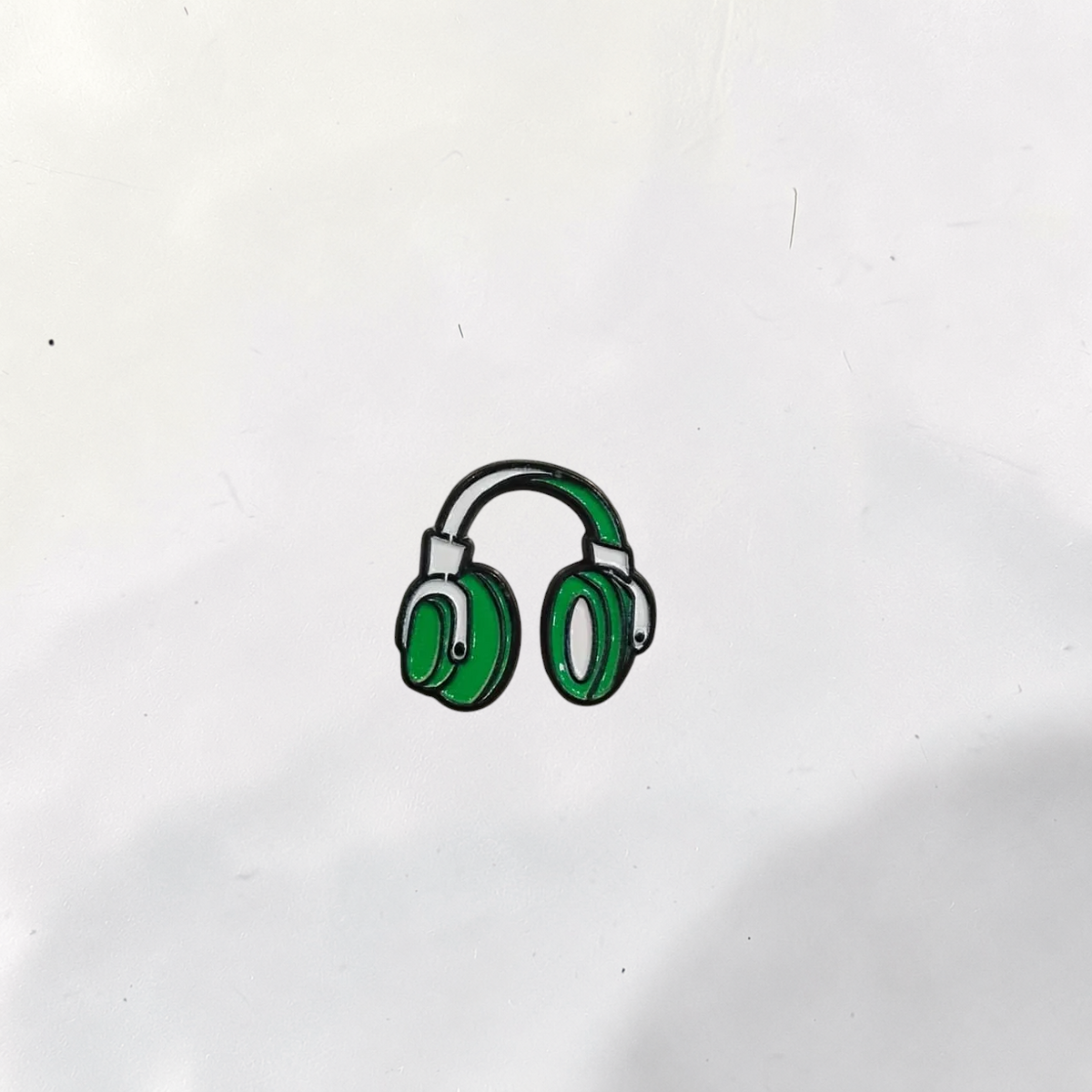 Luxury Enamel Metal Brooches Strong 3M Sticker (Green Headphones)