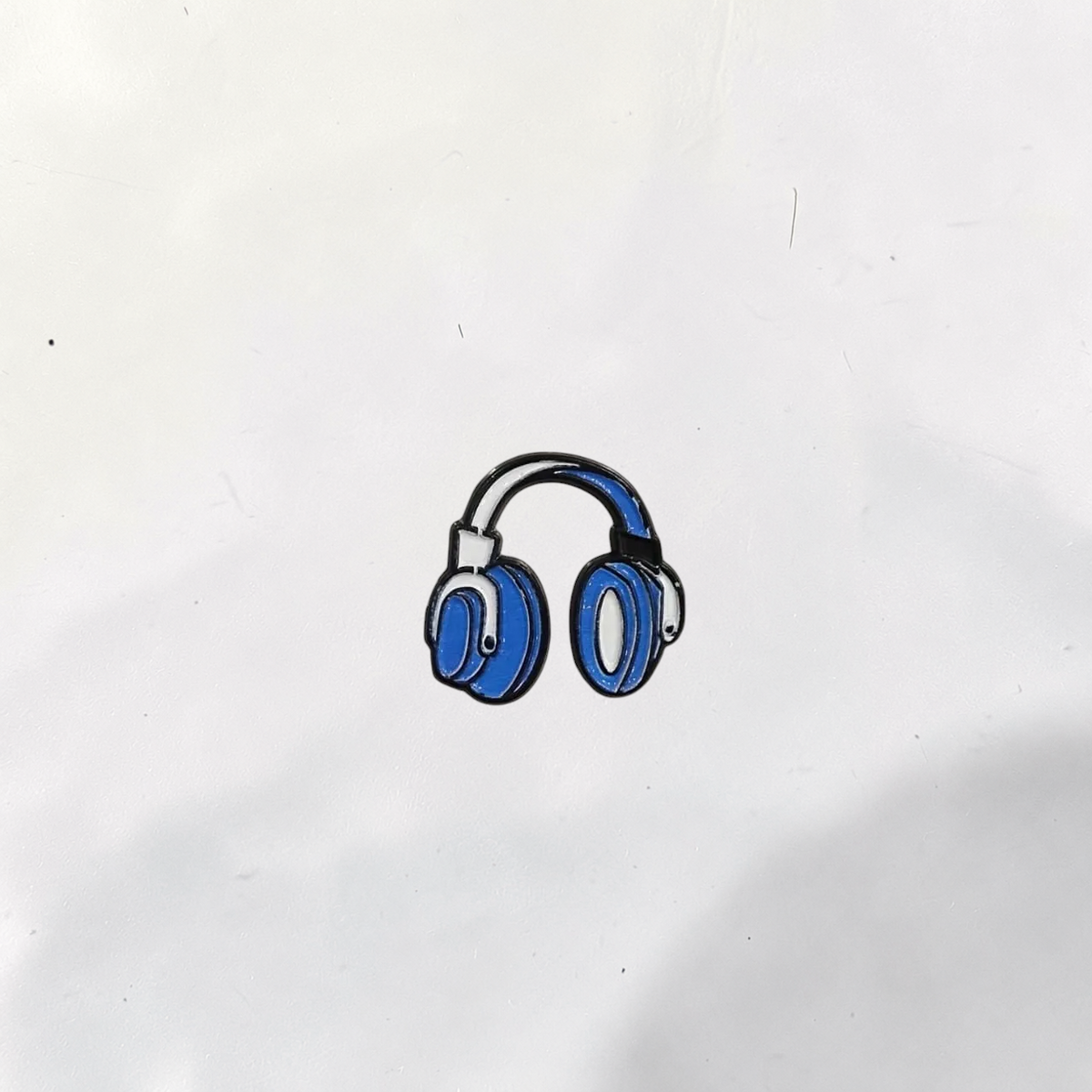 Luxury Enamel Metal Brooches Strong 3M Sticker (Blue Headphones)